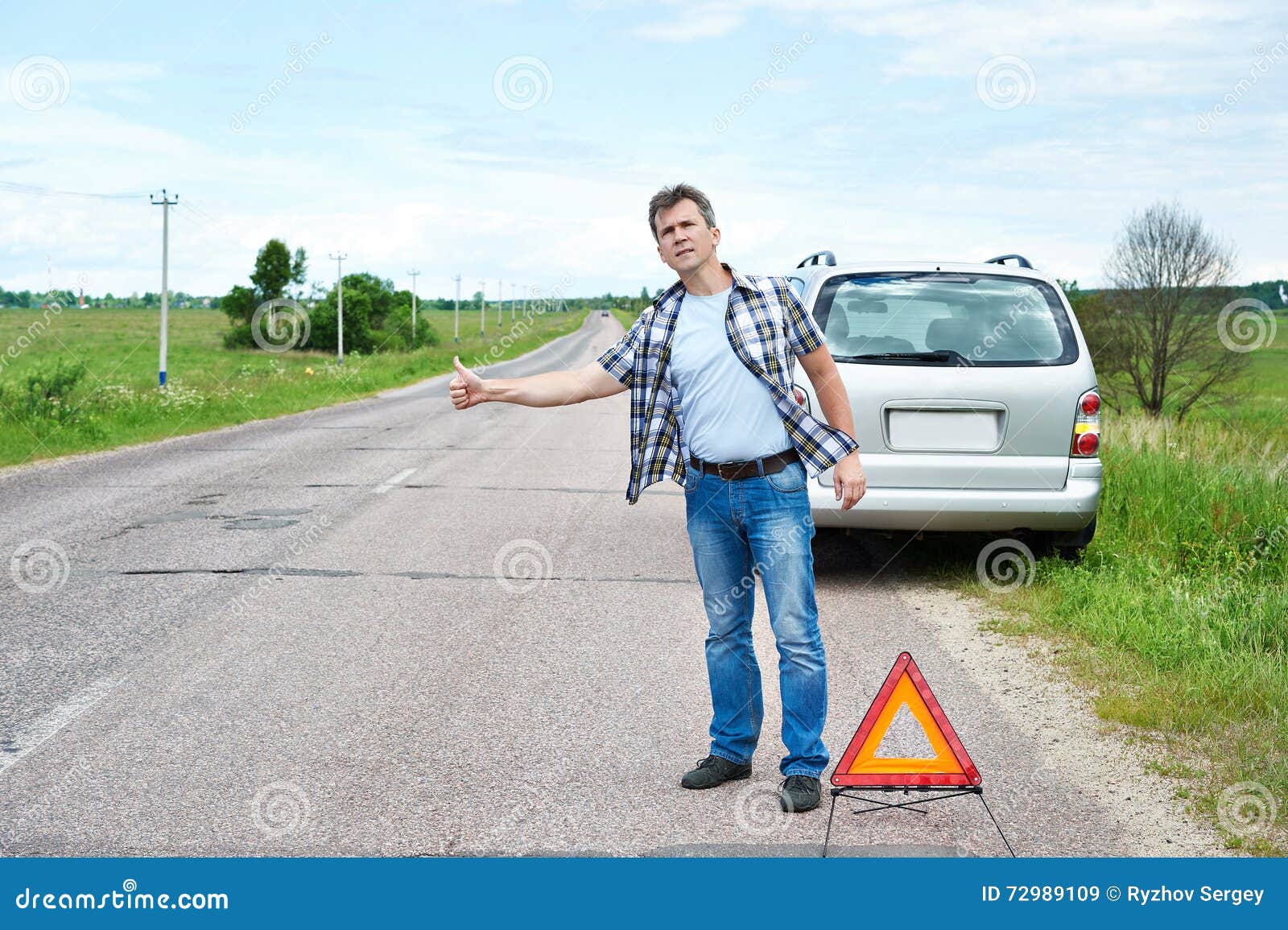 человек на дороге. человек идет по дороге. человек стоит на дороге. человек идет по дороге. мужчина стоит на дороге.