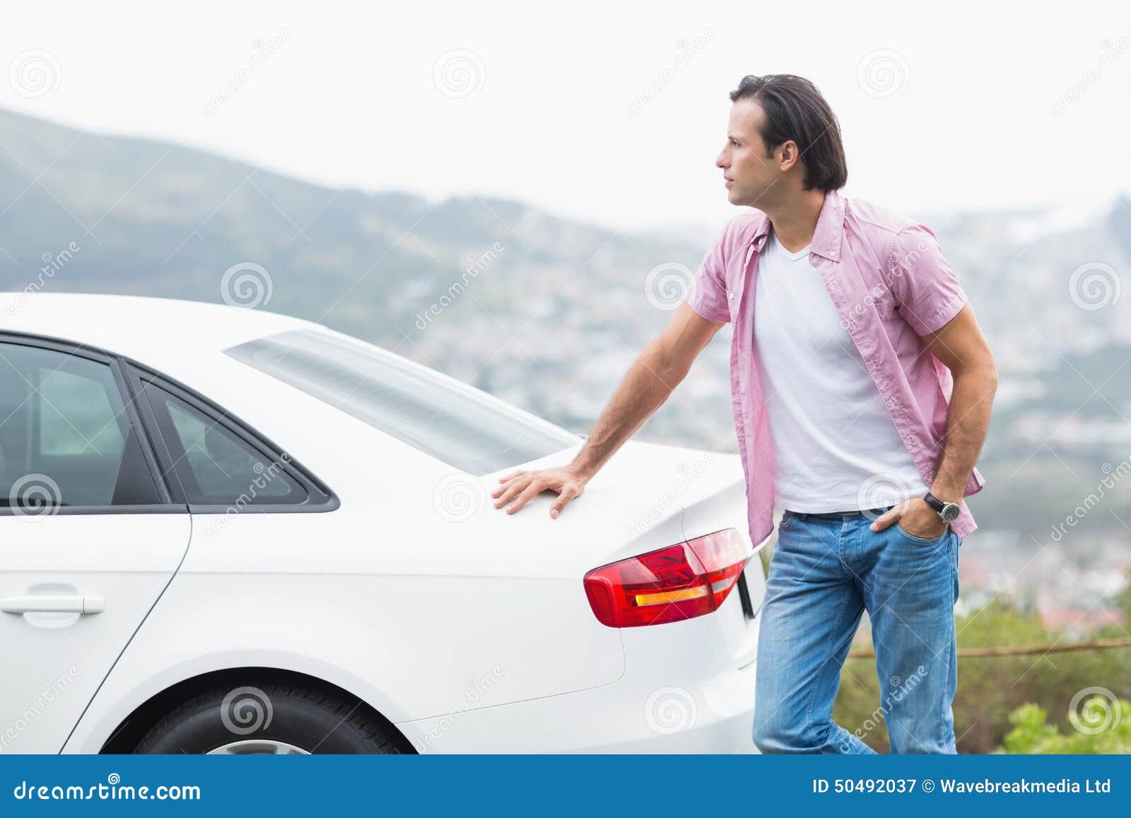 Фигура человека возле машины. Два парня со спины. Пара в путешествии. Пара стоит дома. Который стоит рядом со.