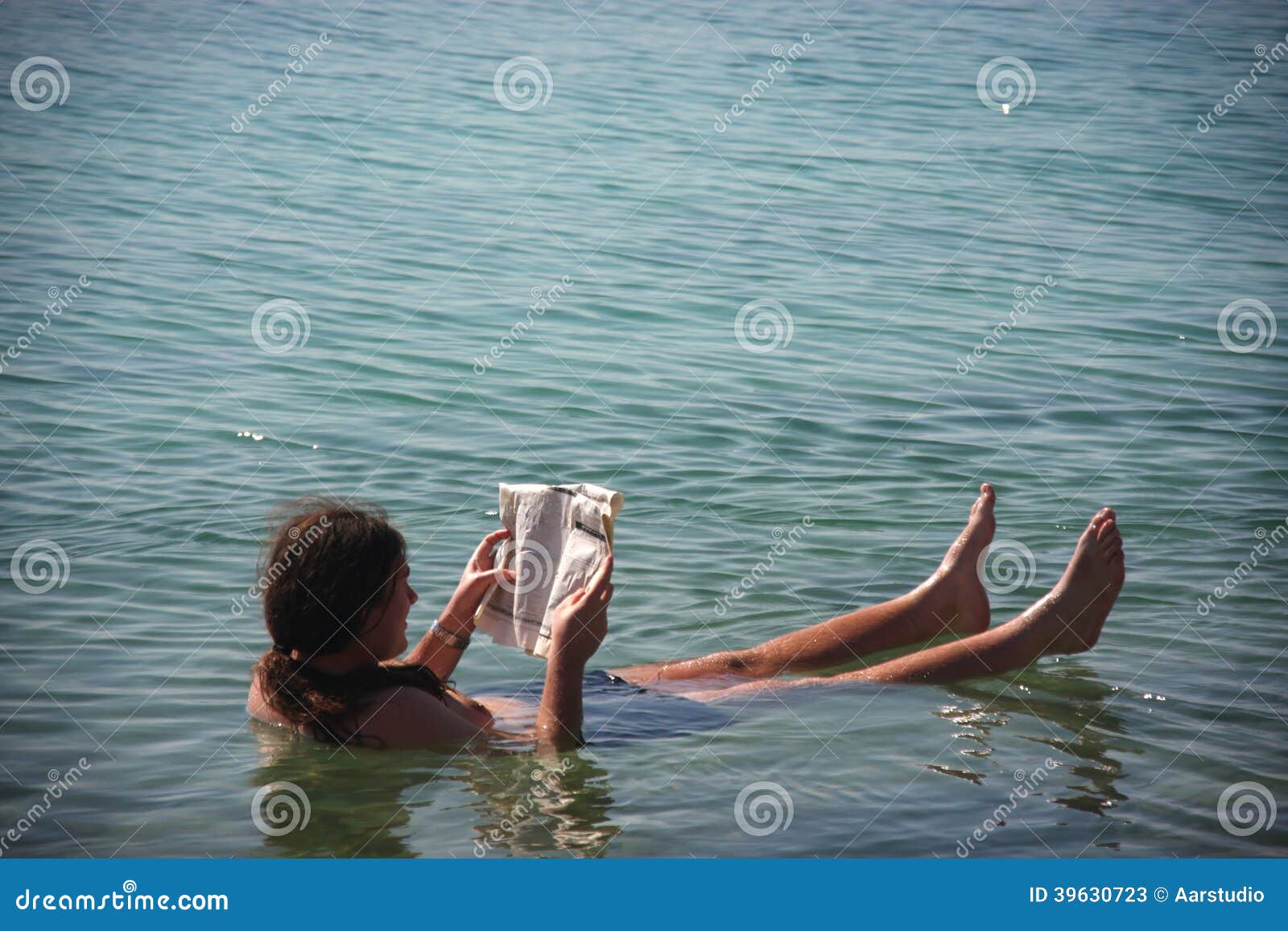 Мертвое море человек на воде. Мертвое море люди. Плавание в Мертвом море. Мертвое море чтение газеты. Мертвое море человек тонет.