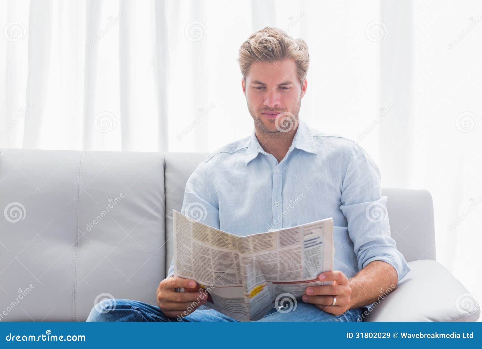 I like reading newspapers. Человек на диване с газетой. Мужчина читает. Мужчина на диване с газетой. Папа читает газету.