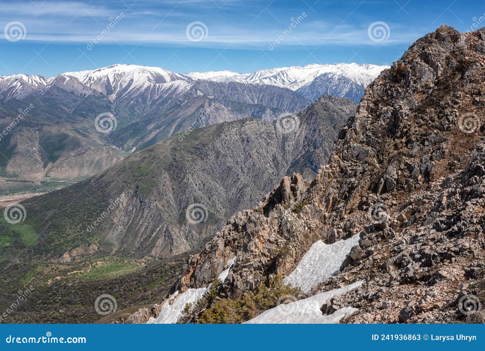 Чимганские горы по всей территории Таджикистана удивительный пейзаж природы  со скалами, покрытыми вершинами и голубым небом Стоковое Изображение -  изображение насчитывающей изумлять, поход: 241936863