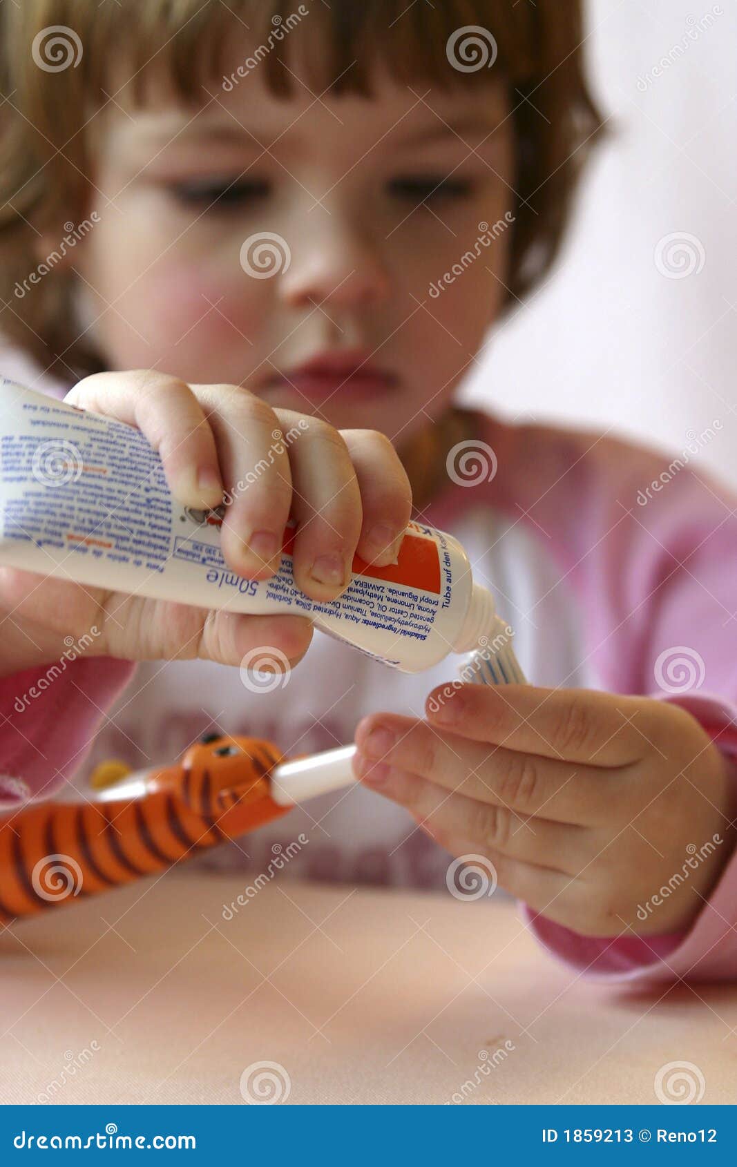 Выбираем пасту детям. Зубная паста для детей. Зубная щетка для детей. Зубная паста и щетка для детей. Зубная паста фото для детей.