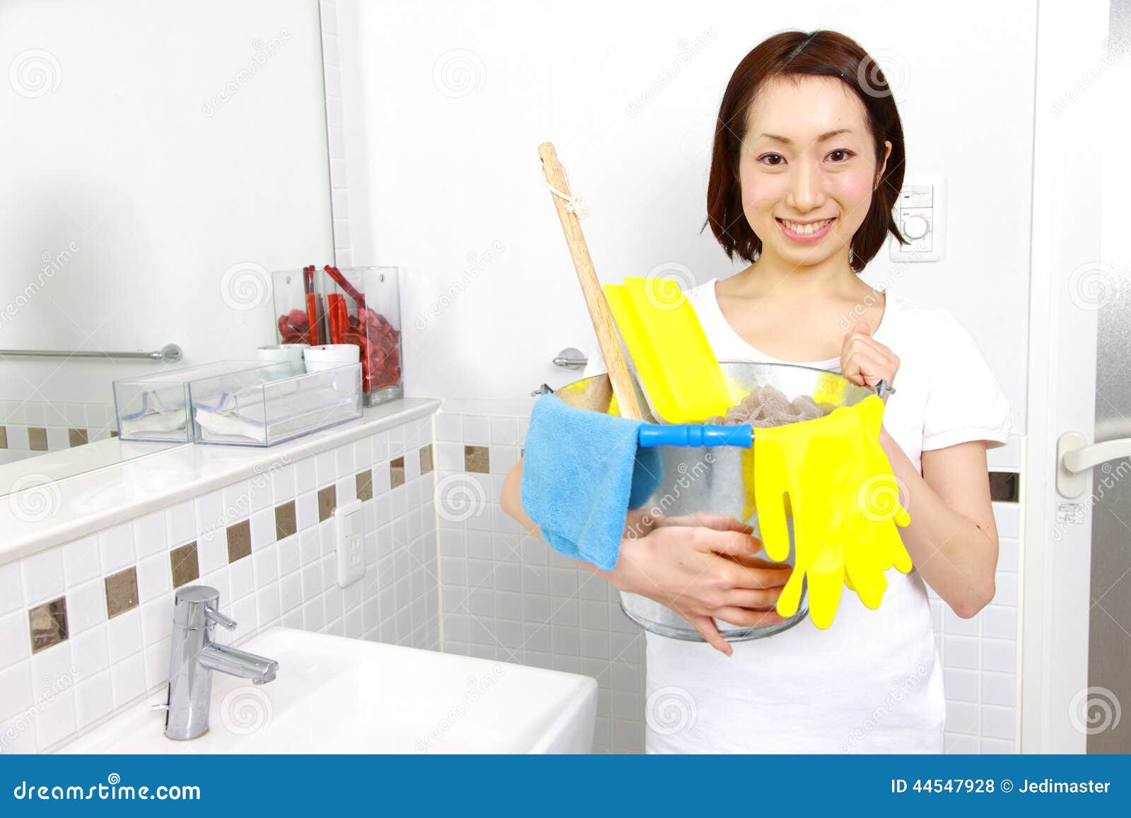 К чему снится чистая ванна. Чистая ванна. Идеальная чистота в ванной. Женщина протирает ванную фото. Азиатка чистит ванну.