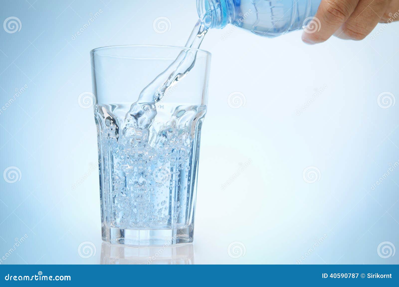 Вода льется. Копаем яму для туалета. Приснилось что унитаз засорился и полный. Dizziness. Человек за ноутом.