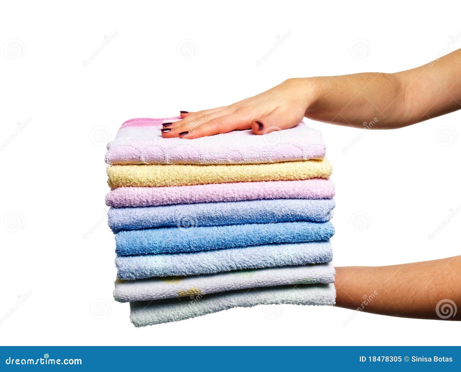 Замена полотенцев. Стопка полотенец. Чистые полотенца. Стопка чистых полотенец. Полотенце на белом фоне.