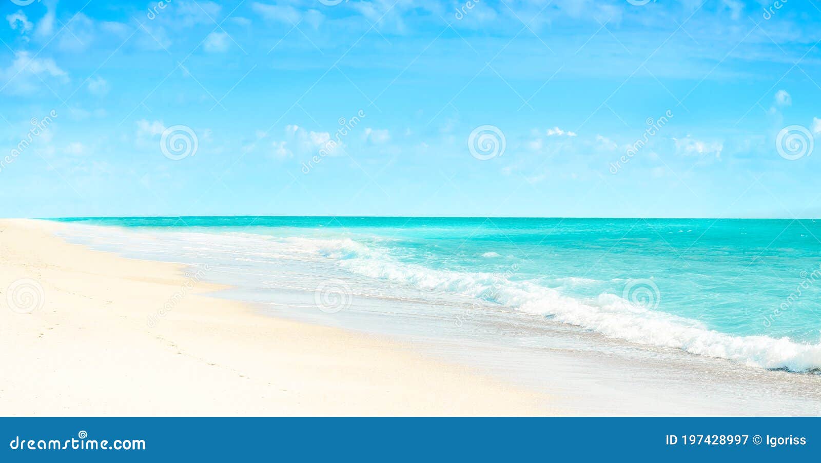 Чистый пляж и тропических море Стоковое Изображение - изображение  насчитывающей небо, пляжа: 197428997