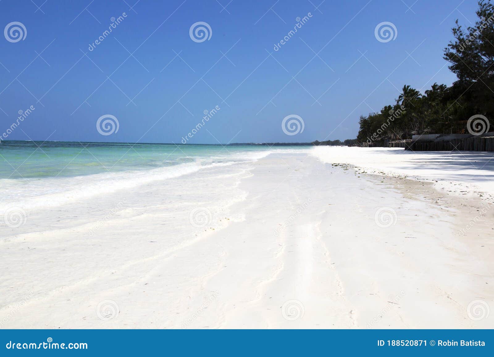 Чистый пляж с белым песком пустой на Занзибаре. Стоковое Изображение -  изображение насчитывающей красивейшее, праздник: 188520871