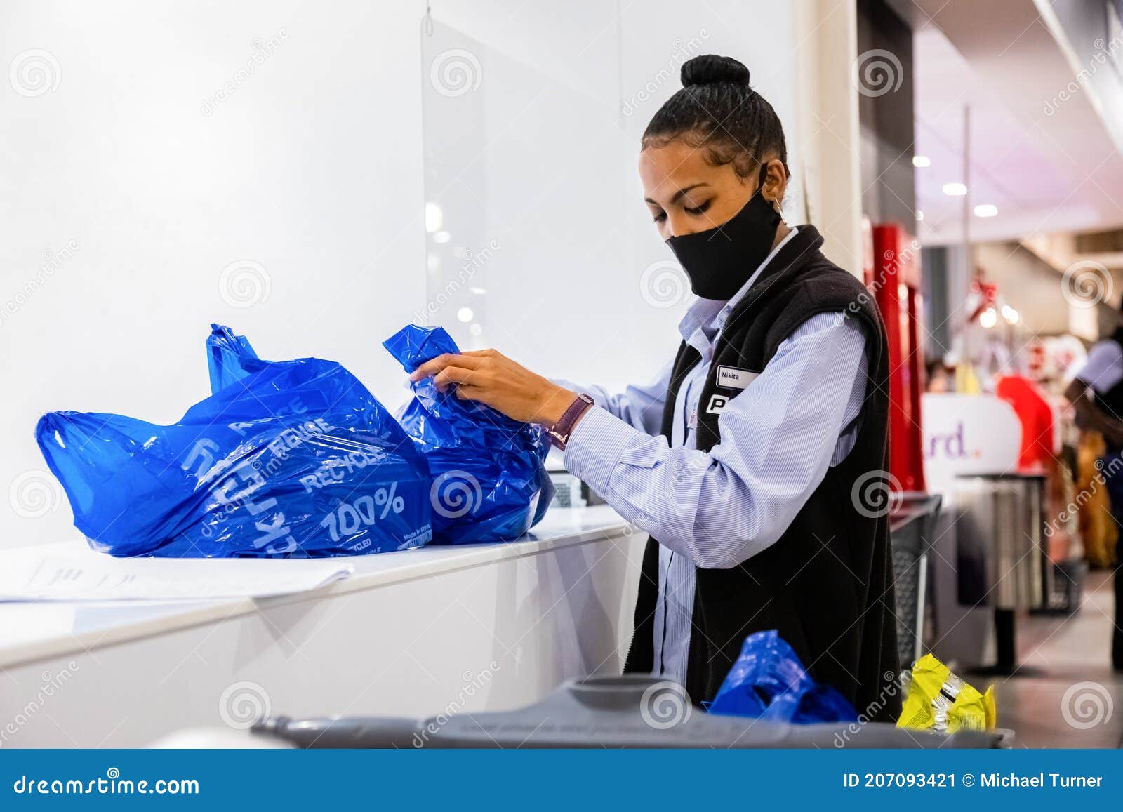 Член г. началось онлайн заказ продукты для проверки экспресс-выпуск службы  доставки на дом в местном супермаркете оплаты N выбора Редакционное Фото -  изображение насчитывающей передвижно, покупка: 207093421