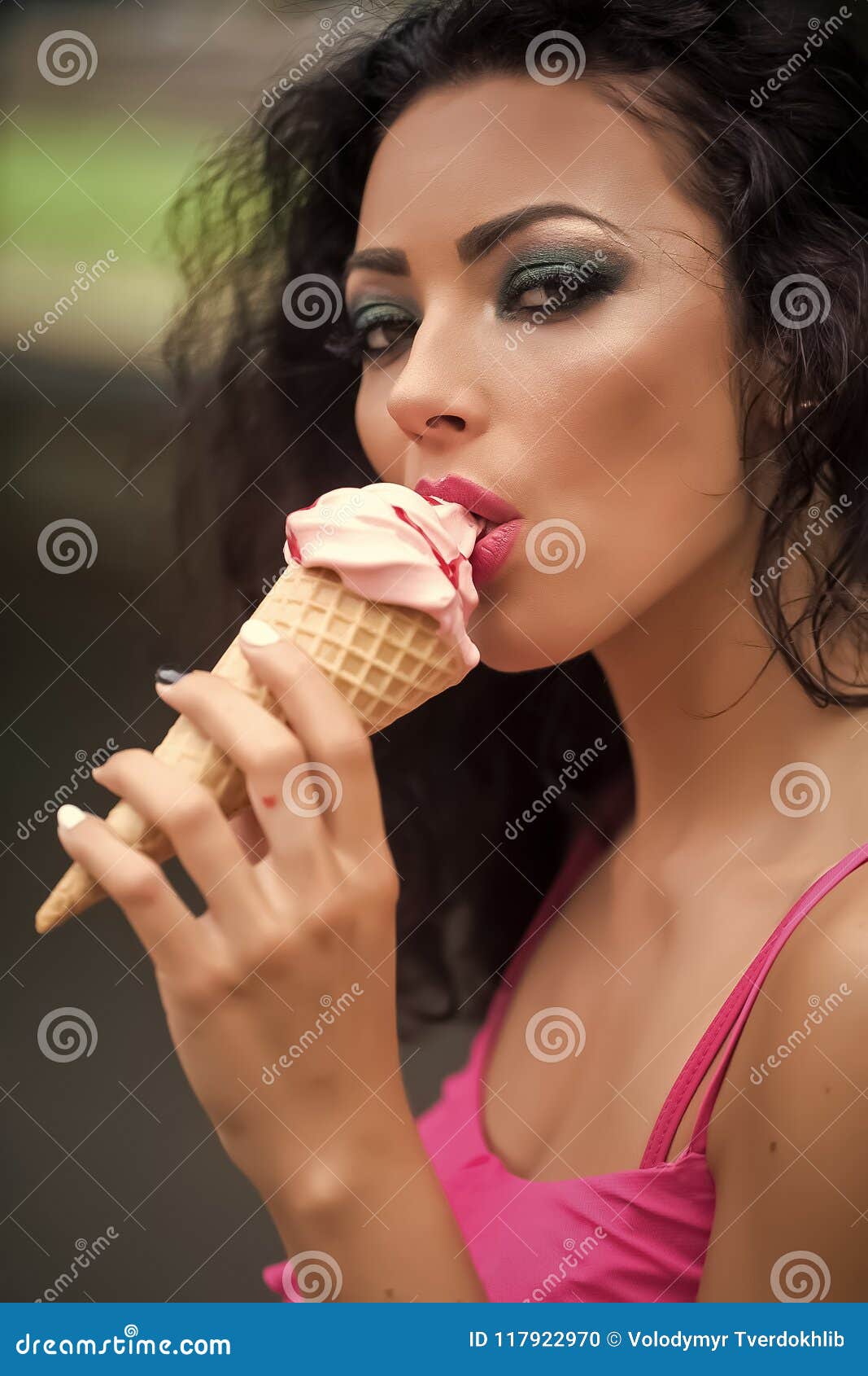 Эротично Есть Мороженое