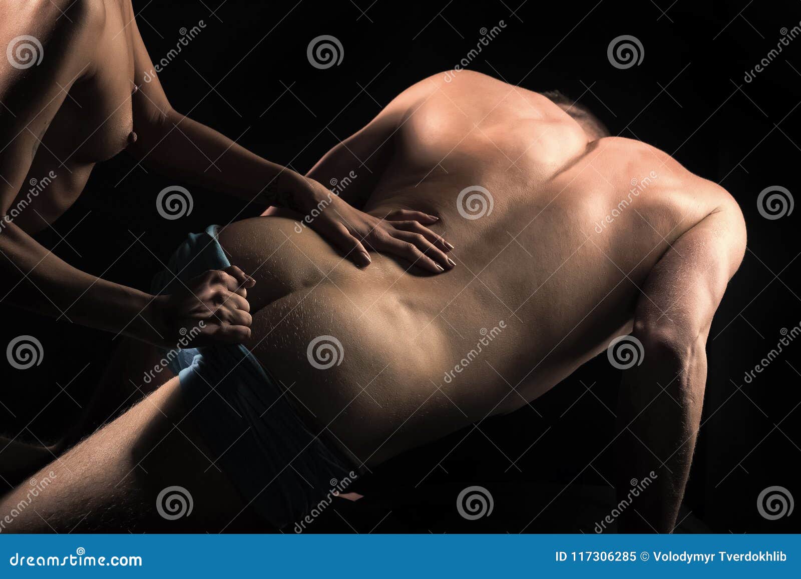 Чувственные молодые пары делая влюбленность в спальне Bdsm, пара влюбленн в сексуальное тело Стоковое Изображение - изображение насчитывающей эротика, торс: 117306285