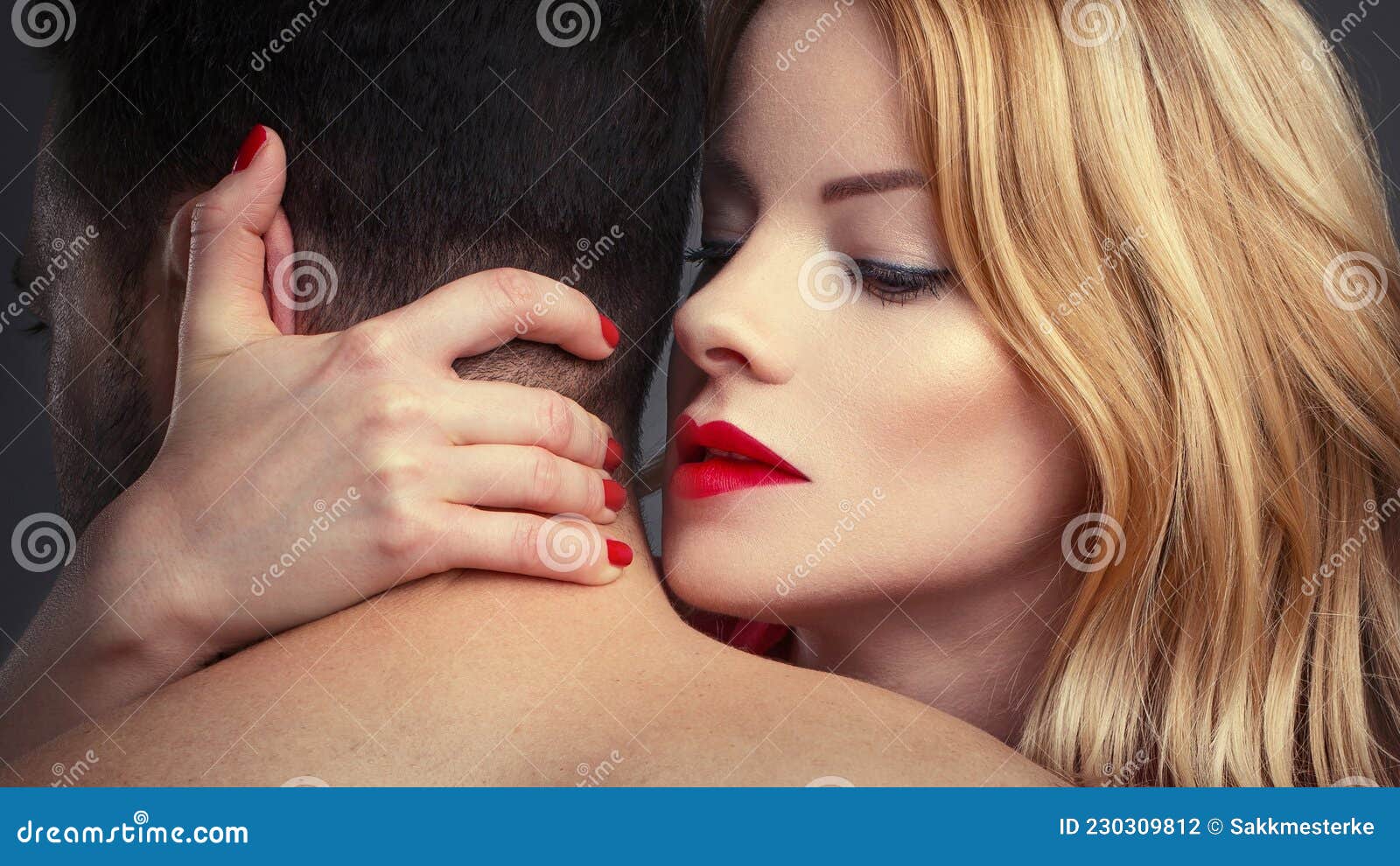 чувствительная блондинка, держащая мужчину в руках ночью Стоковое Фото -  изображение насчитывающей красно, интимность: 230309812