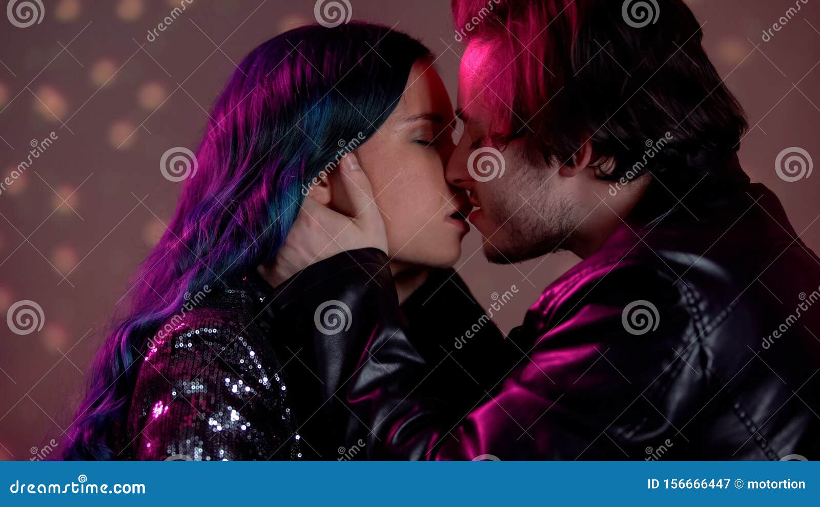 Страстный поцелуй на вечеринке. Passionate Kiss. Passionate Kiss Color. Kiss night club