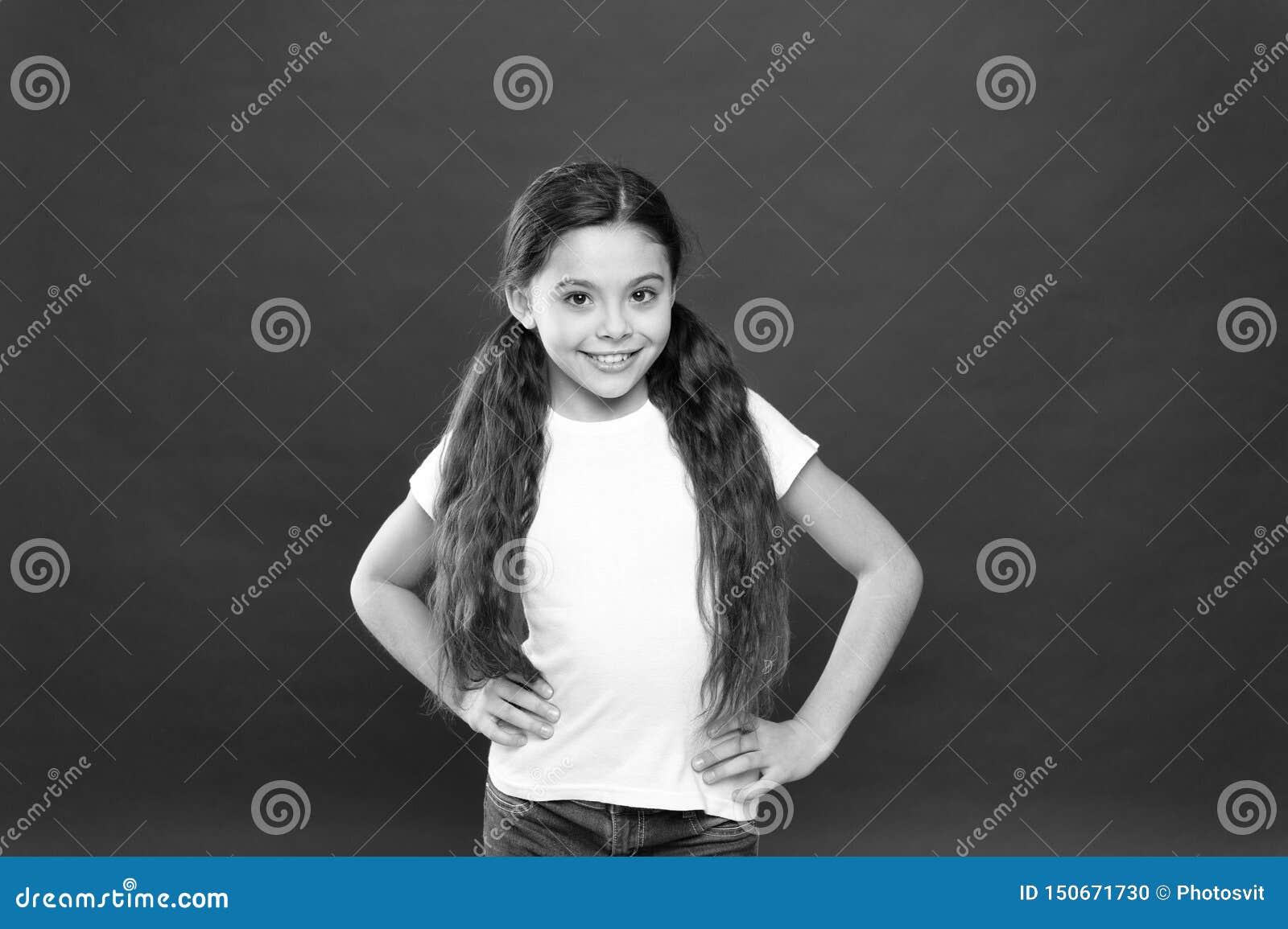 Chuvstvuya Horoshie Fantasticheskie Volosy Milaya Ulybka Devushki S Novoj Pricheskoj Schastlivaya Devushka So Stilnym Stilem Prichesok Pony Stokovoe Foto Izobrazhenie Naschityvayushej Horoshie Milaya 150671730