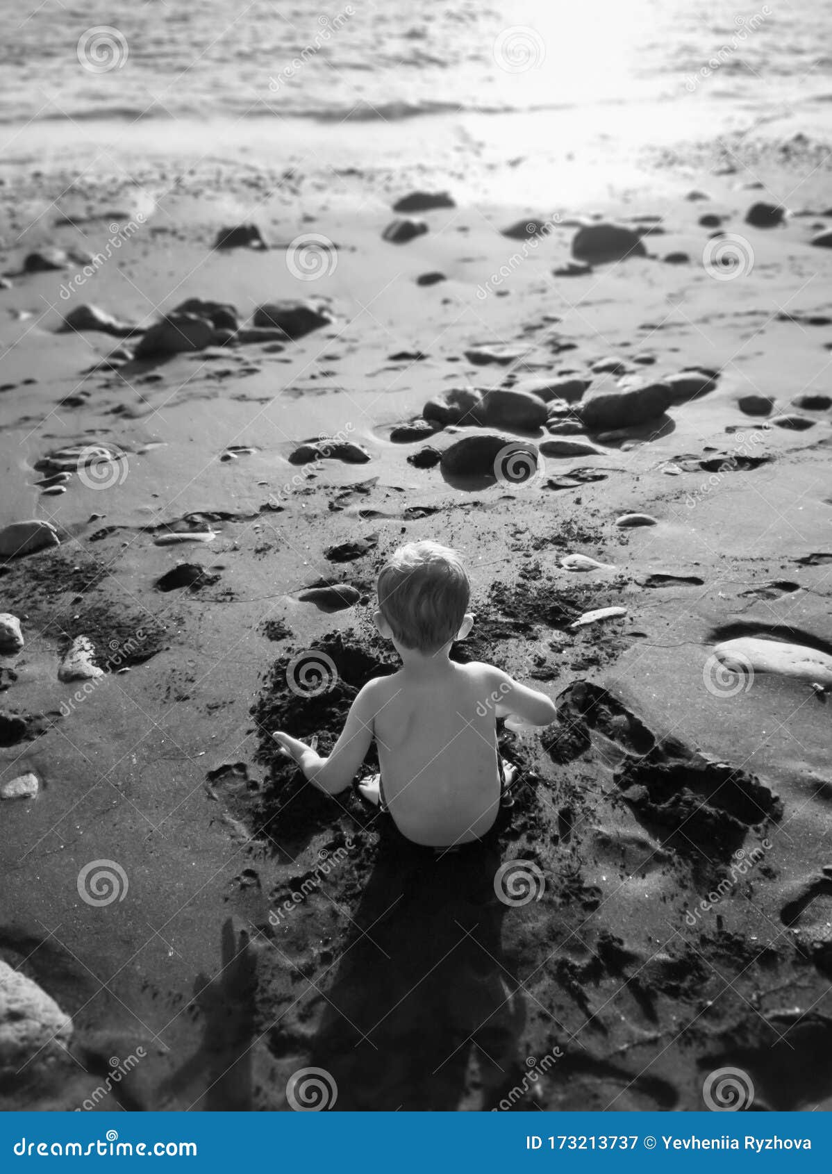 Чёрный образ вида задние вопог белого мальчика, сидящей на песке на пляже и замке Стоковое Изображение - изображение насчитывающей остров, день: 173213737