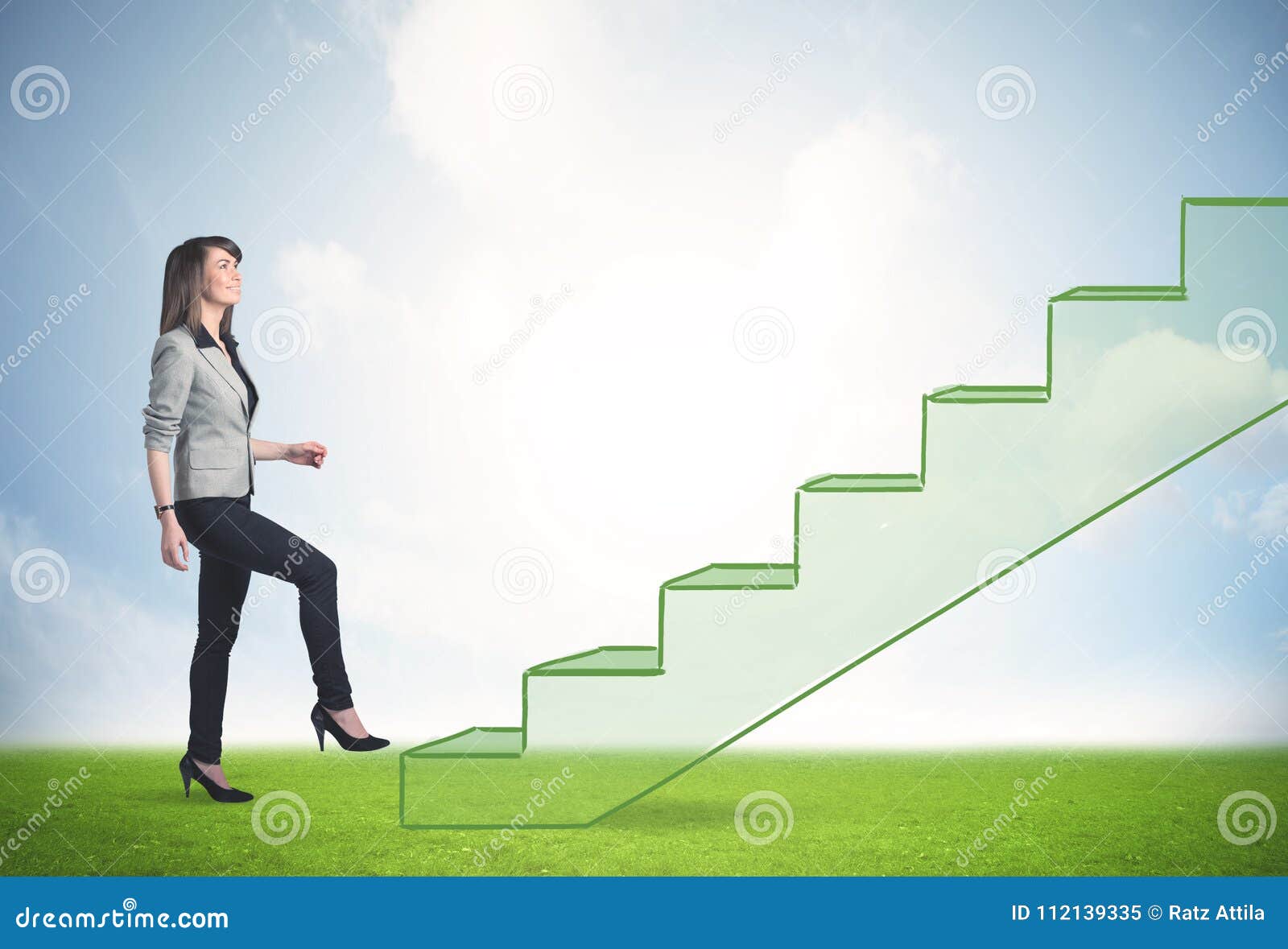 Ступеньки к успеху 2024. Человек на ступеньках. Человек по ступенькам вверх. Лестница вверх. Человек поднимается по карьерной лестнице.