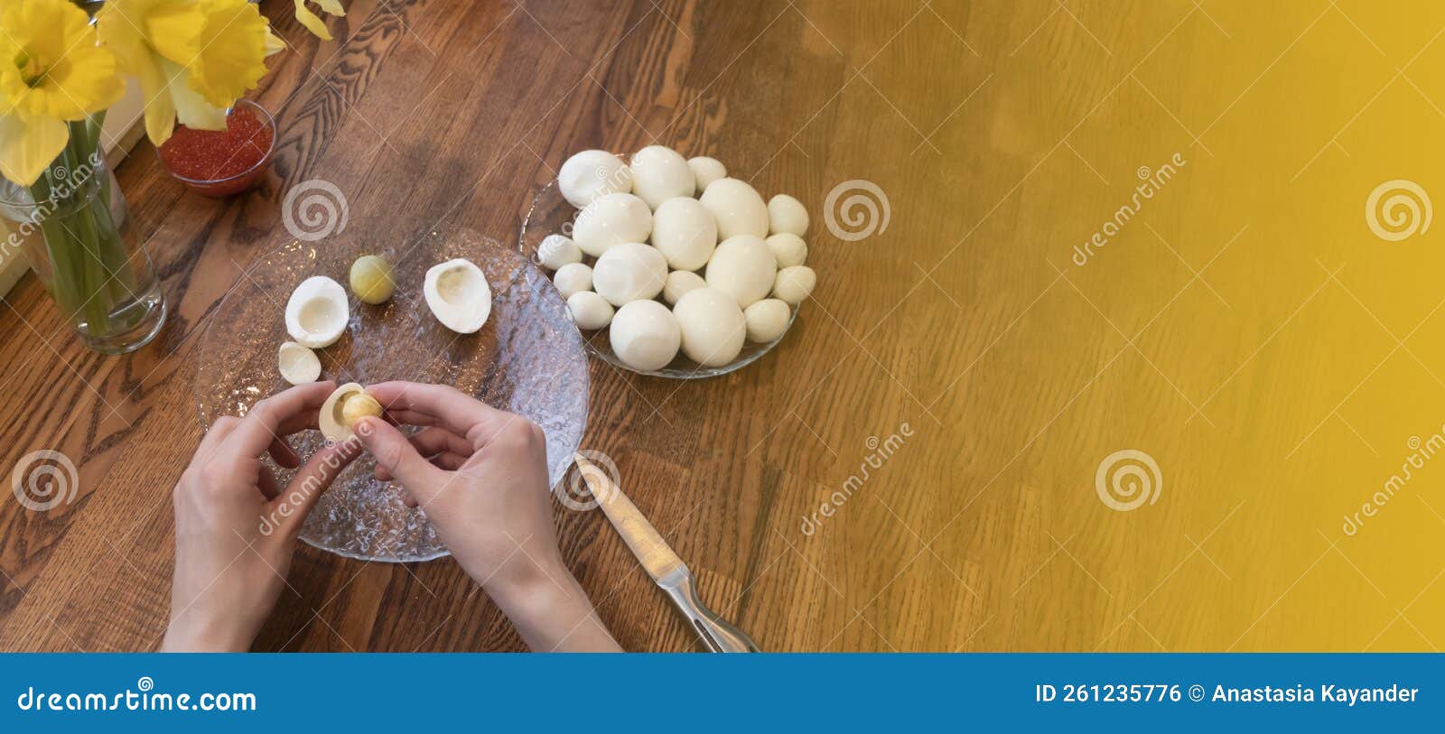 шаг. Яйцо разрезано пополам за приготовление яиц Стоковое Фото -  изображение насчитывающей цыпленок, внимательность: 261235776