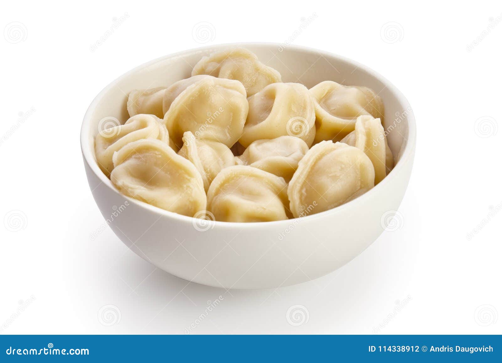 Пельмени на белом фоне