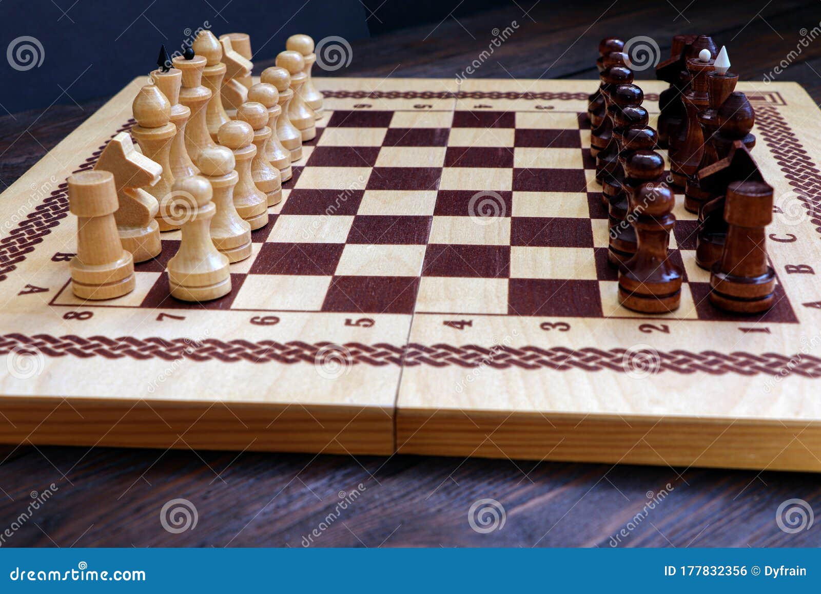 Шахматы на деревянной фон. Шахматный матч Стоковое Фото - изображение  насчитывающей пешка, спорт: 177832356