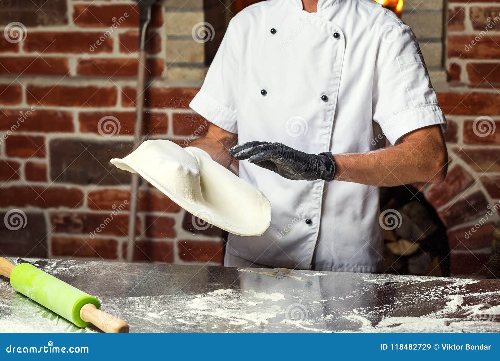человек который делает тесто для пиццы фото 111