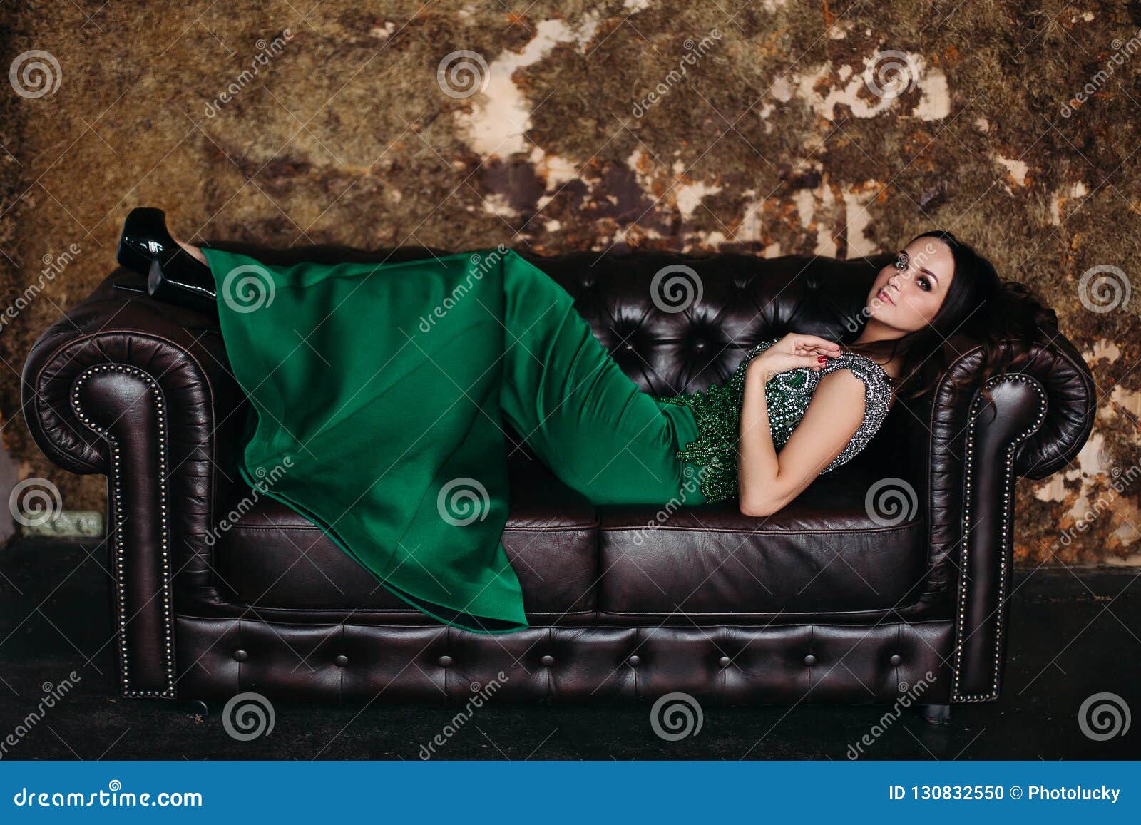 Красивая девушка на роскошном диване