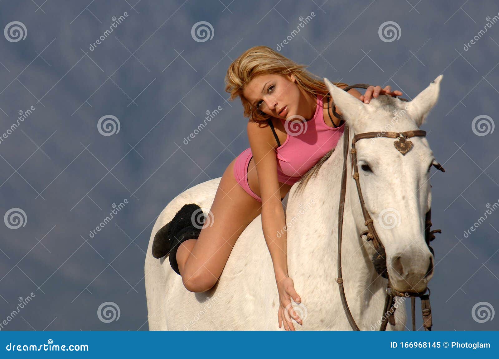 Эротичная телочка на лошади