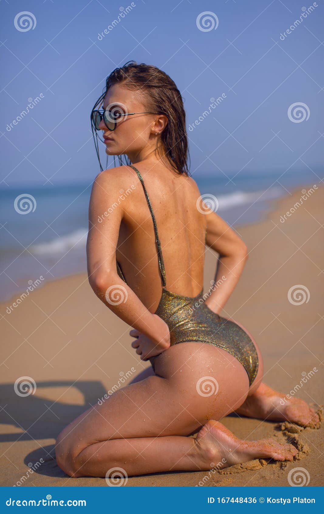 Шикарный фигура девушки на пляже в сияющем купальнике Стоковое Фото - изображение насчитывающей актеров, природа: 167448436