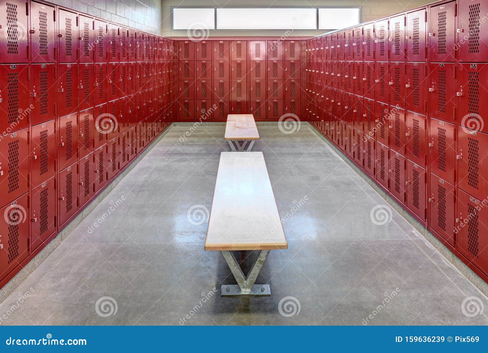 Школьная раздевалка с металлическими шкафами и деревянными скамерами Стоковое Изображение - изображение насчитывающей запах, рядок: 159636239