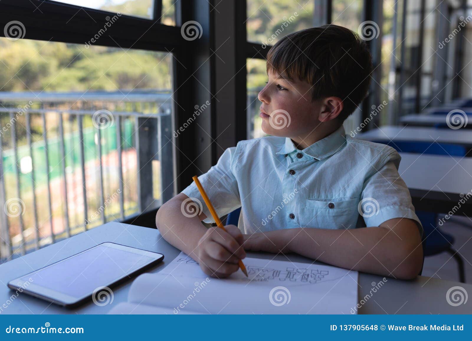 на столе класса стояли залитые