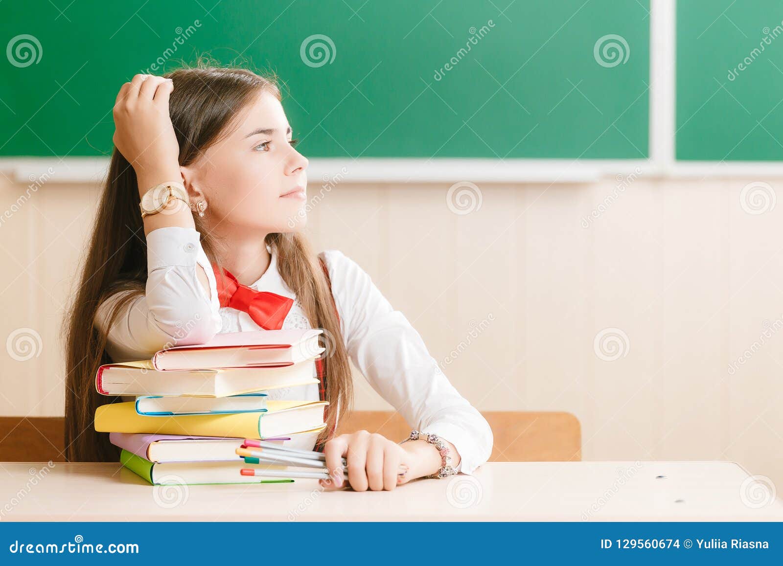ученик спит на уроке. школьник лежит на парте. учитель лежит на парте. ученик спит. ребенок переутомился.