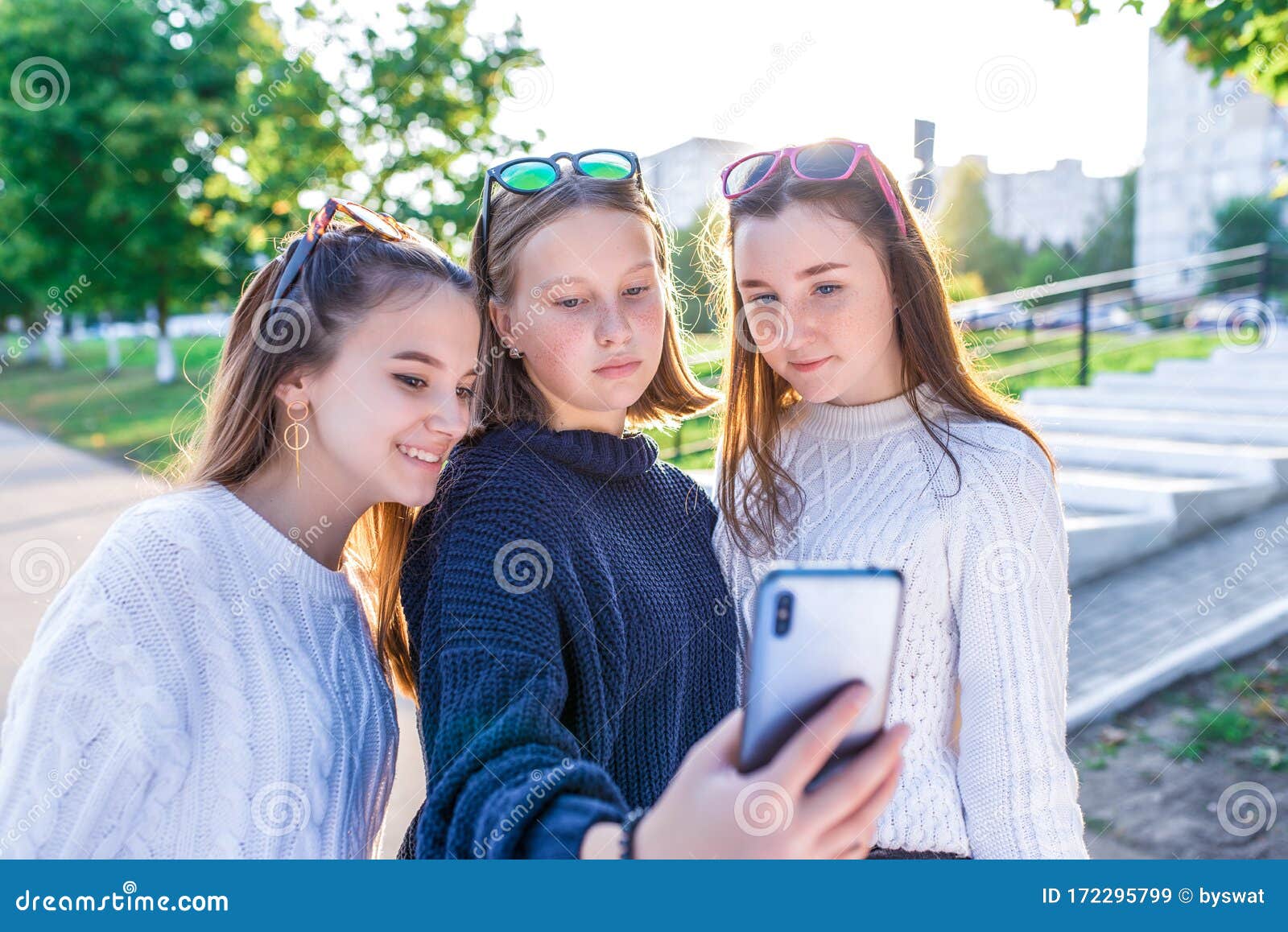Школьница 3 девочек-подростков 1214 лет в интернете фотографии старого  смартфона руки города лета улыбаясь счастливого наблюдения. Стоковое  Изображение - изображение насчитывающей жизнерадостно, счастливо: 172295799