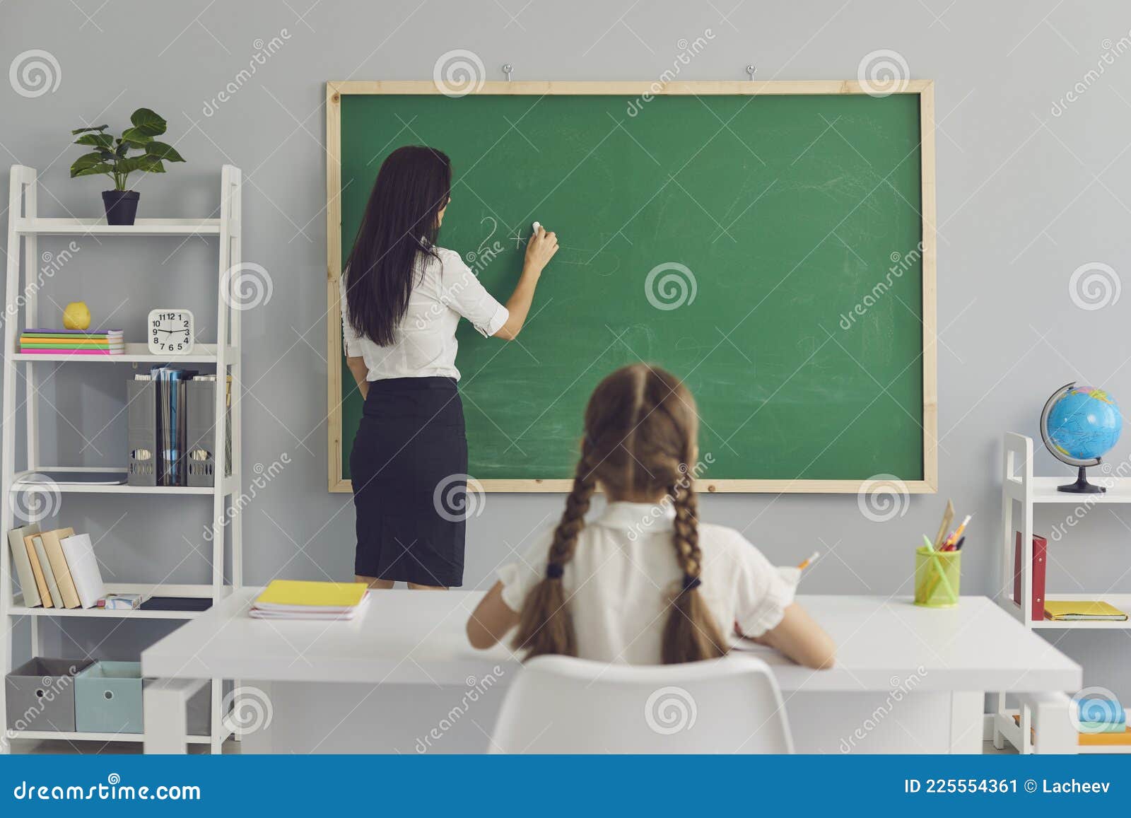 школьница на парте 