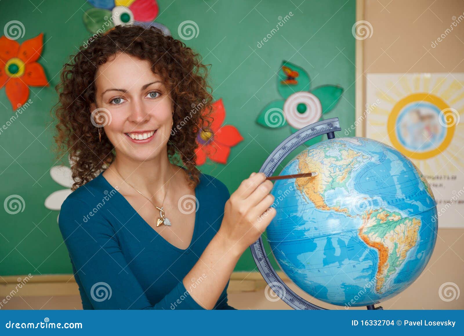 Учитель природоведения планирует. Учительница с глобусом. Учитель географии с глобусом. Учительница географии. Учительница с глобусом в школе.