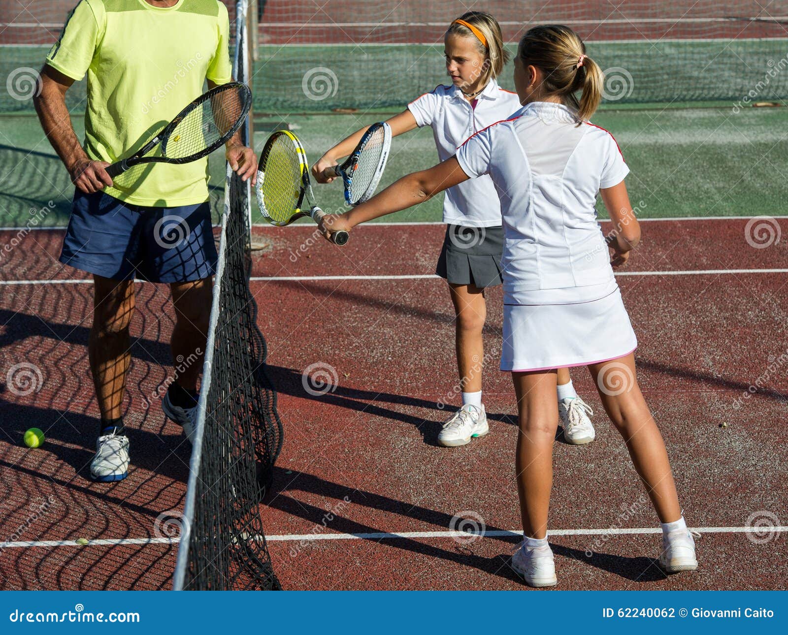 Спортивные лагеря теннис. Теннис дети. Теннис каникулы. Детский спортивный лагерь Испания. Теннис дети фотографии.