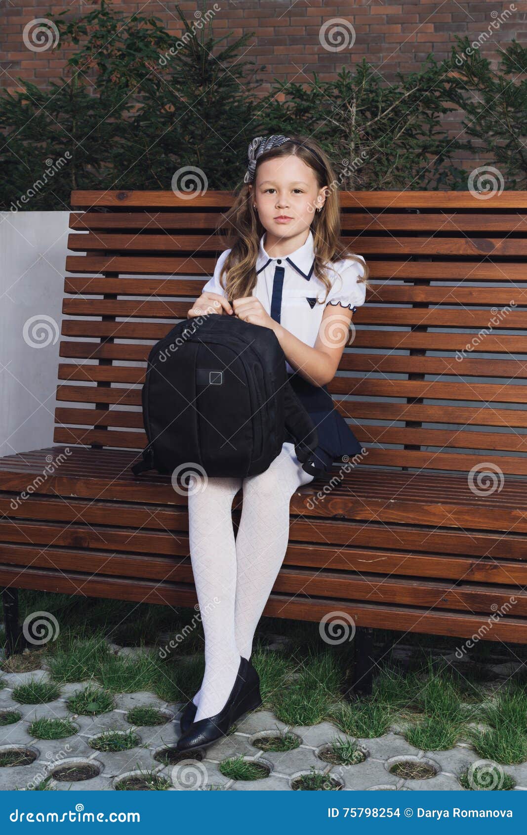 Школьница в форме ждать шину к школе Стоковое Фото - изображение  насчитывающей красивейшее, детство: 75798254