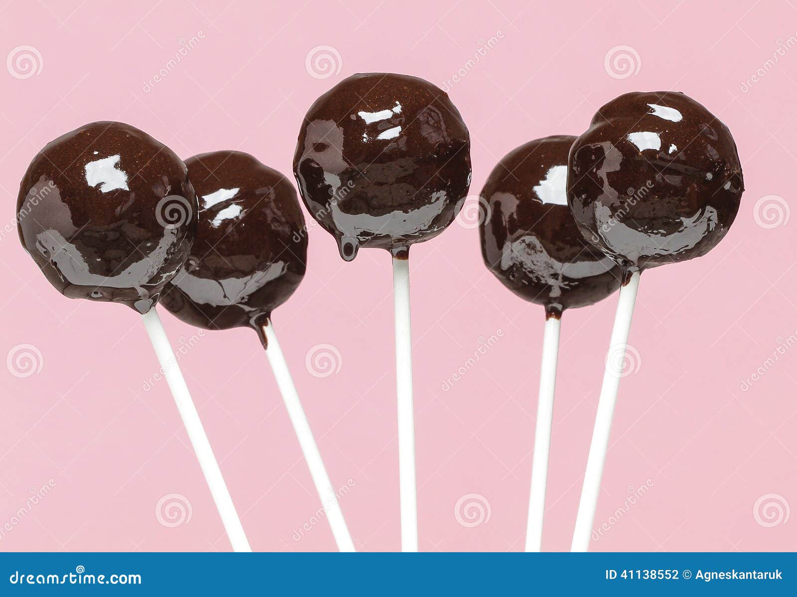 Конфеты шарики в шоколаде. Конфеты палочки шоколадные. Шоколадный Чупа Чупс на палочке. Шоколадные Чупа чупсы на палочке. Леденцы из шоколада.