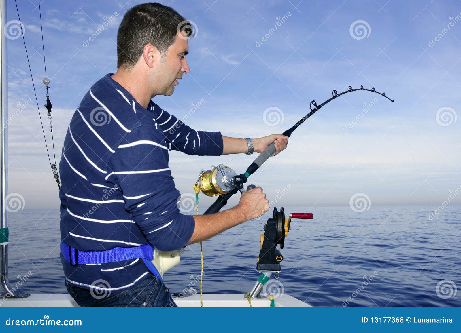 Сон ловлю рыбу на удочку для мужчины. Удочка в руках. Спиннинг в руке. Крупная рыба на удочке. Удочки для рыбалки крупной рыбы.