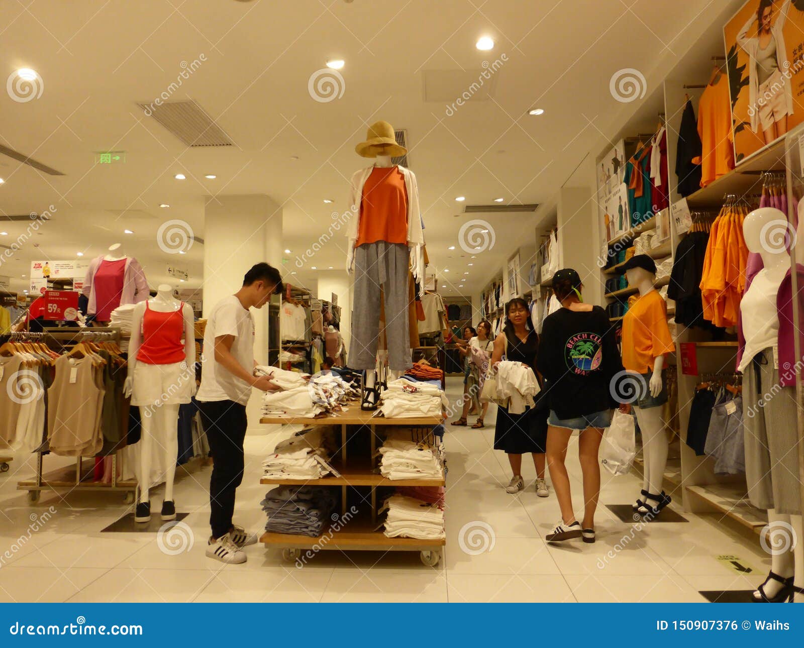Покупатели В Магазине Одежды