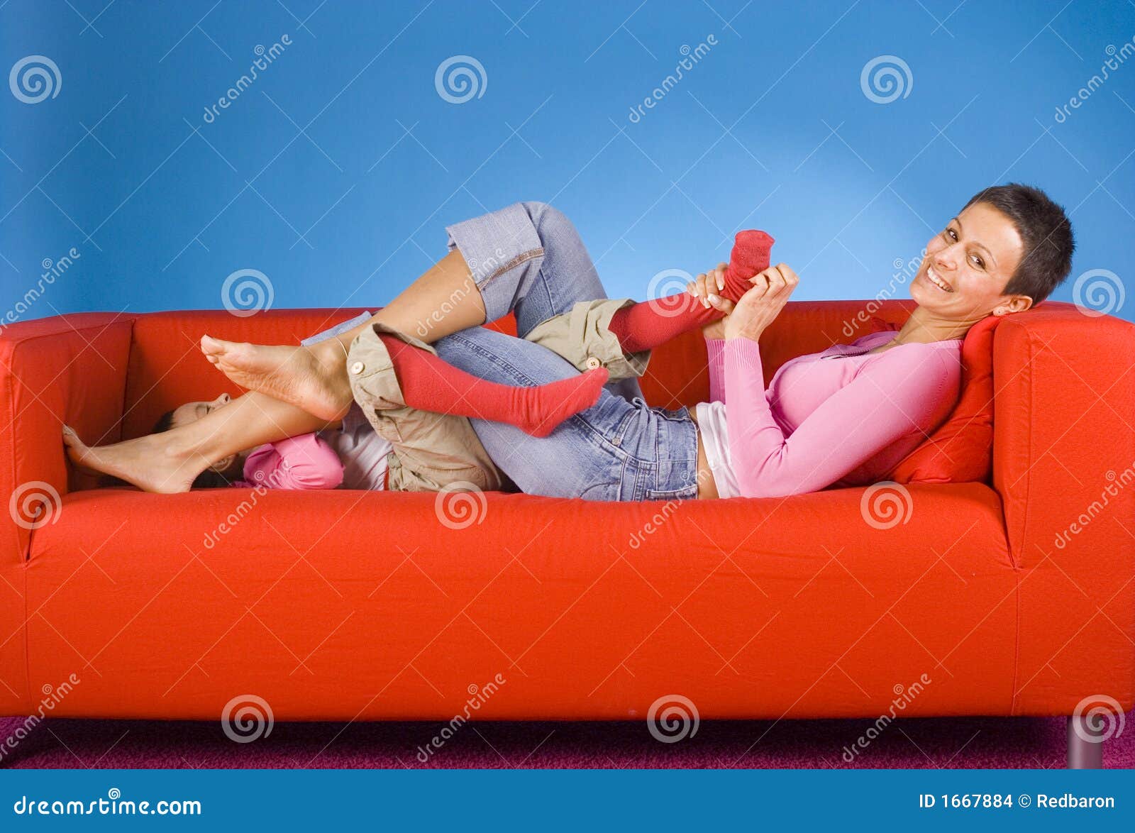 Мама друга на диване. Пятки девушки на диване. Щекочет кресло. Щекотка детей на диване. Девочки щекотят друг друга.