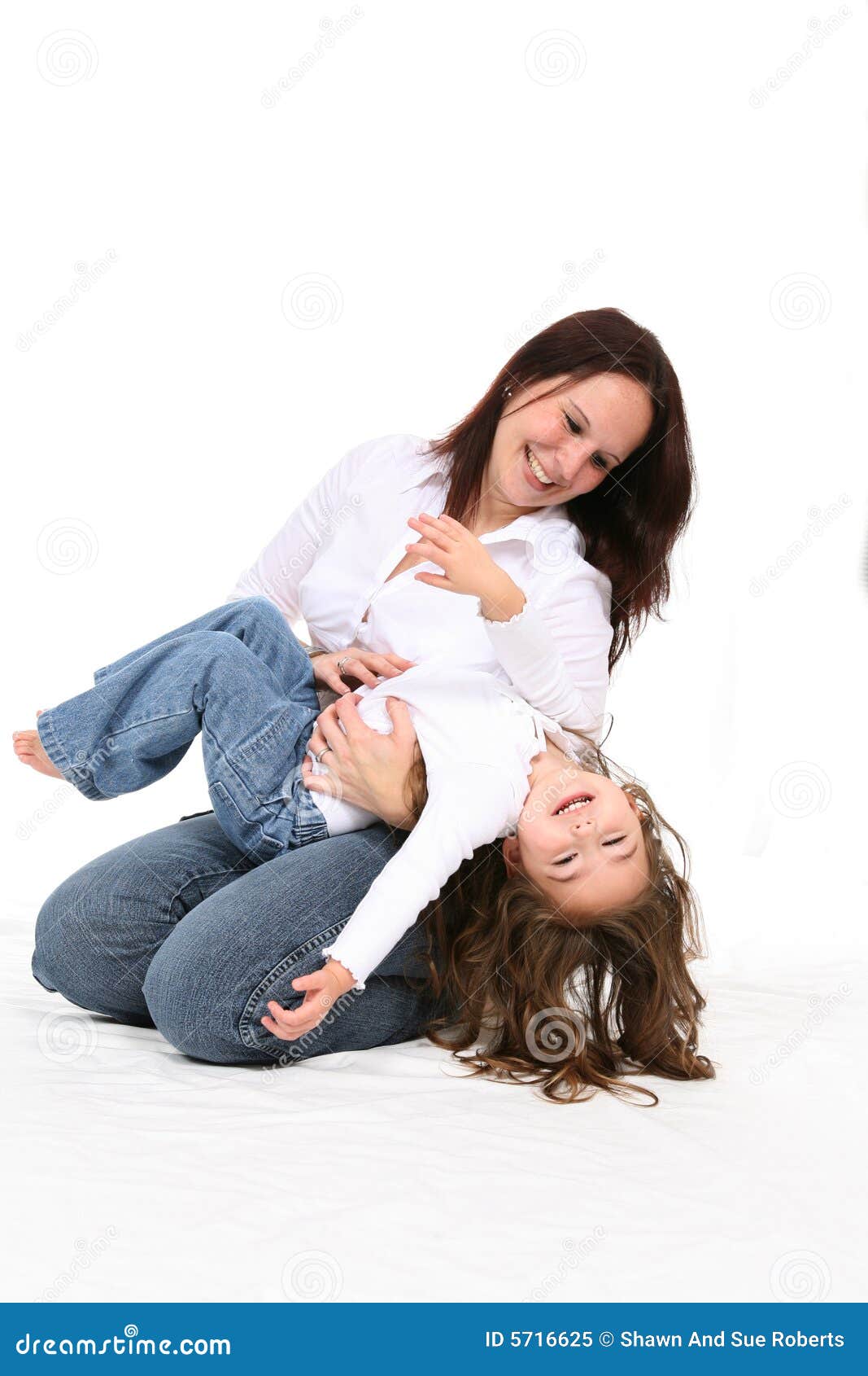 Щекотно в животе. Щекотать ребенка. Девочку щекочут. Щекотка девочек. Мама щекочет детей.