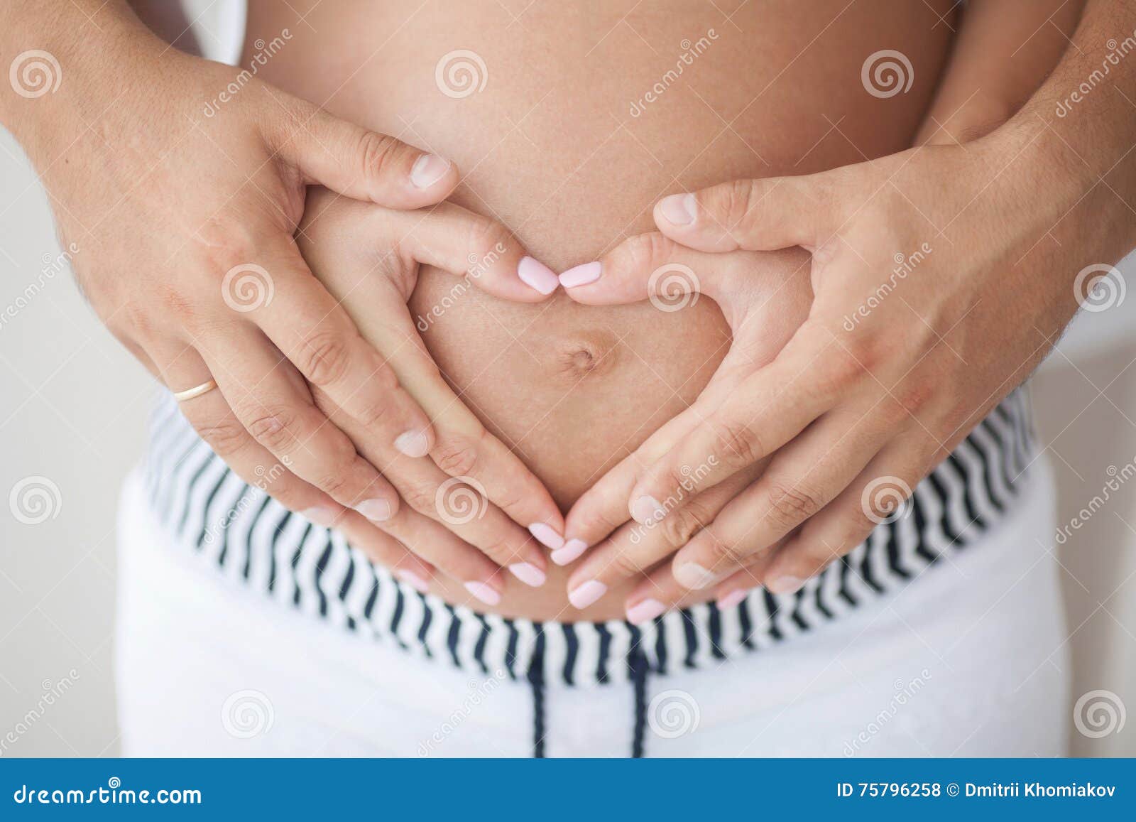Можно забеременеть от руки. Руки на беременном животе. Руки на животе. Сердечко на животике беременной.
