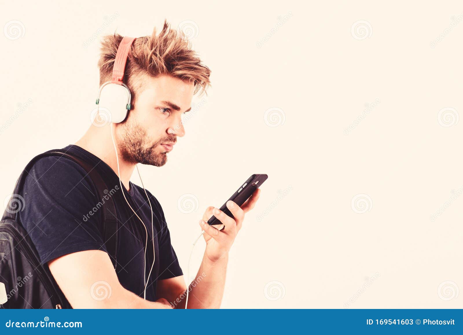 Электронный звук в наушниках Mp3 плеер Сексуальный мускулистый человек  слушать музыку на Mp3 -плеере телефона Человек с Mp3 -плее Стоковое  Изображение - изображение насчитывающей аукционов, социально: 169541603