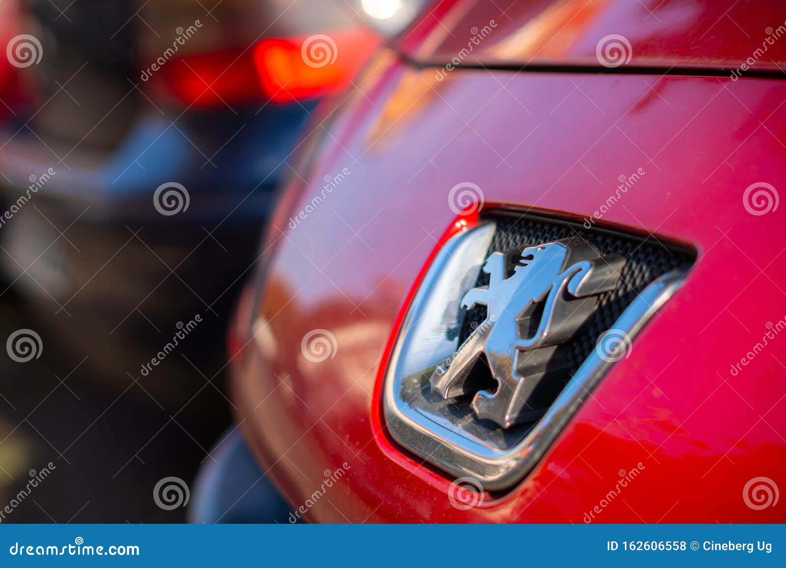 Эмблема Peugeot 508 на капот