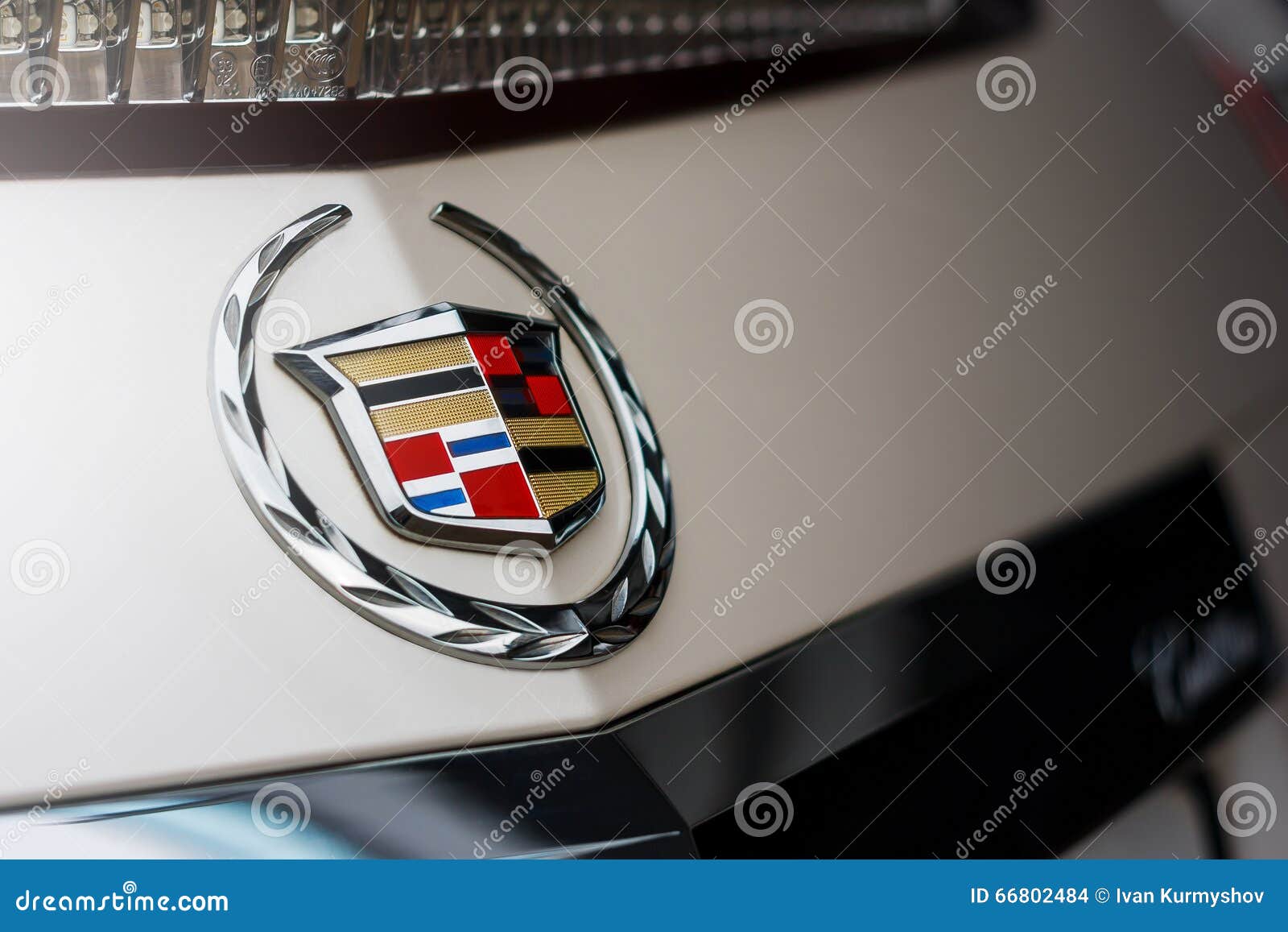 Эмблема шильдик орнамент Cadillac / Кадиллак пластик 10.8x10 см - купить по выго