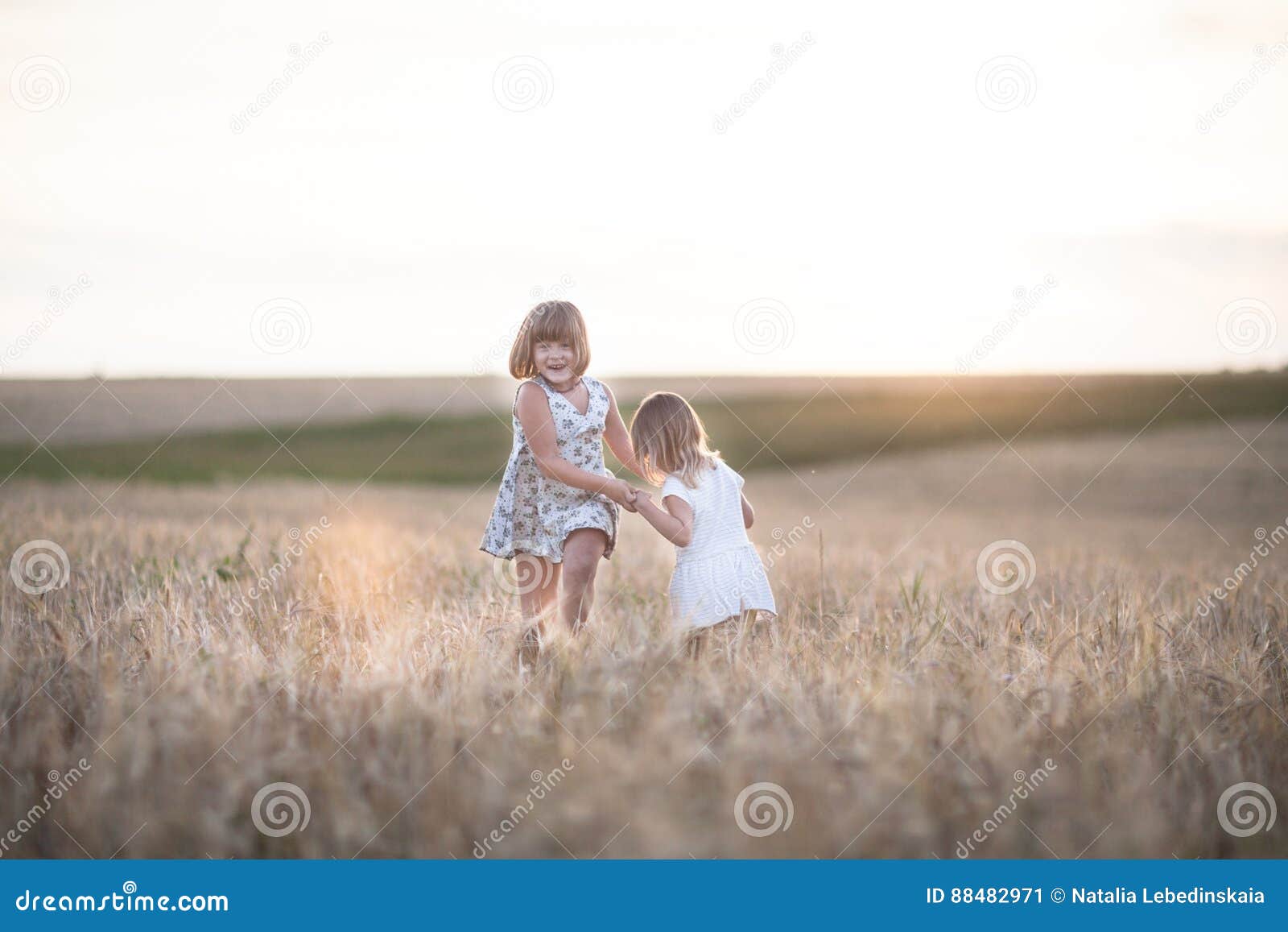 детская фотосессия у сена. рисунок двух братьев на поле. славянские дети. сидим в поле с братом колей. счастливые дети в деревне.