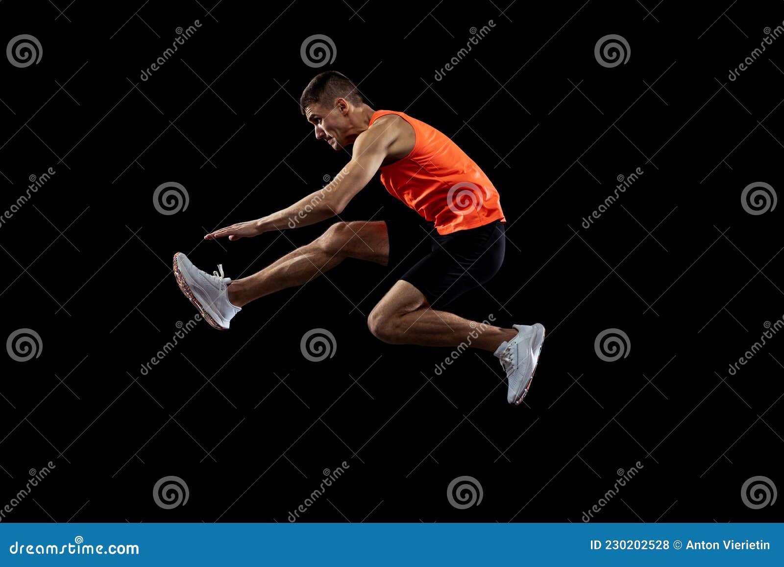 юноша-спортсмен в движении изолирован на заднем плане черной студии. вид сбоку Стоковое Фото - изображение насчитывающей здорово, концепция: 230202528