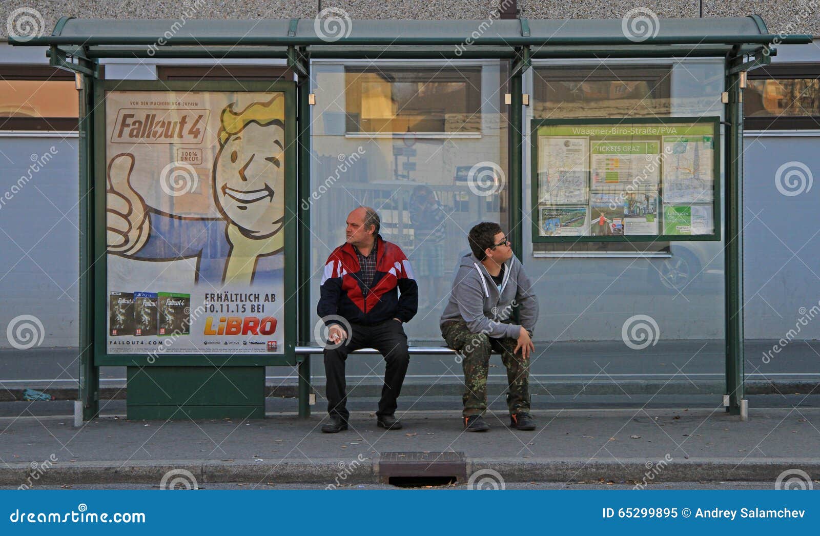 Аня ждет автобус на остановке изобразите. Люди на остановке. Мужчина на остановке ждет. Автобусная остановка с людьми. Парень на остановке.