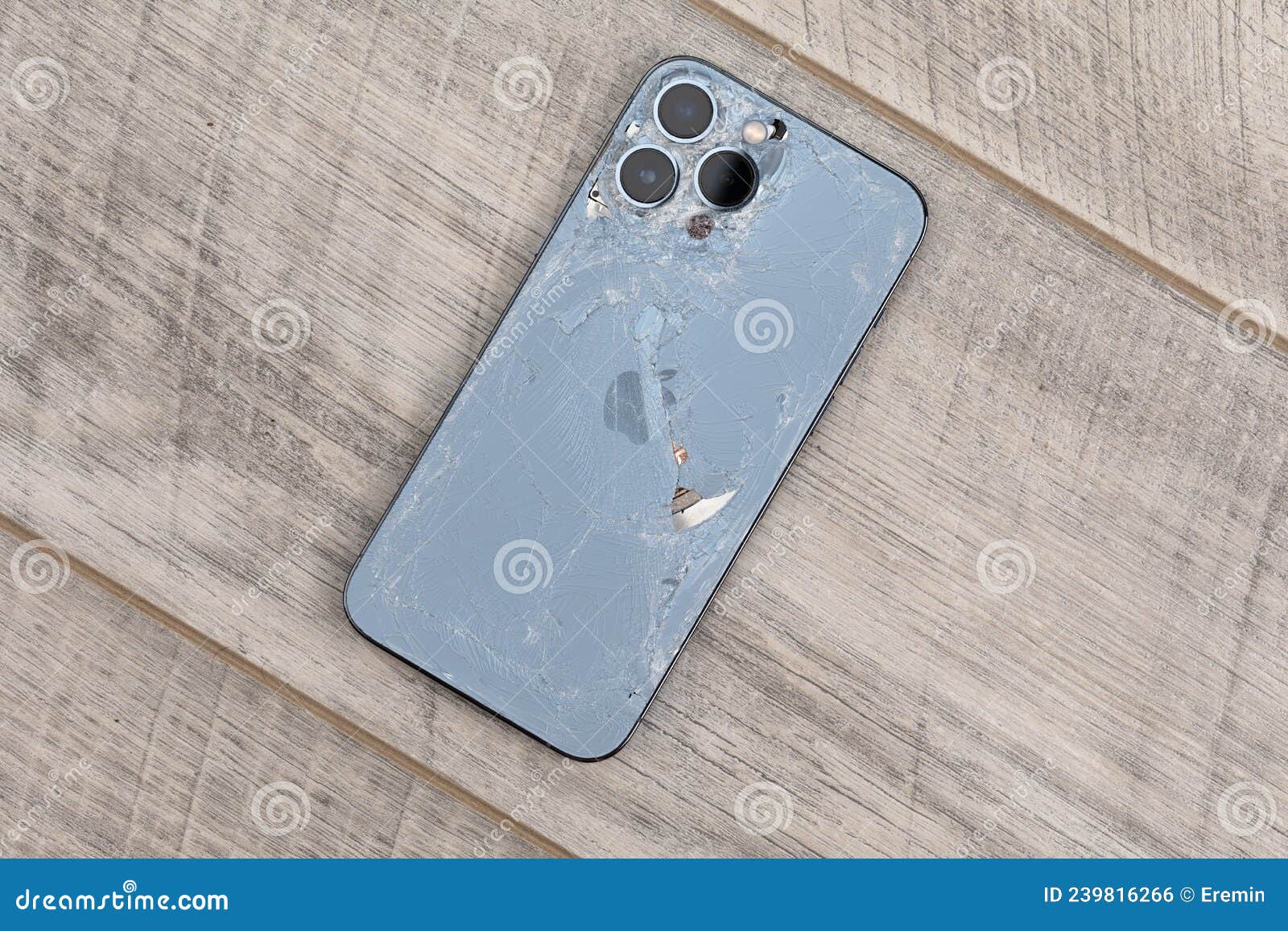 Яблочный Iphone 13 Pro сломан на столе. сломанный телефон на заднем крышке  Редакционное Фото - изображение насчитывающей задавлено, злодеяние:  239816266
