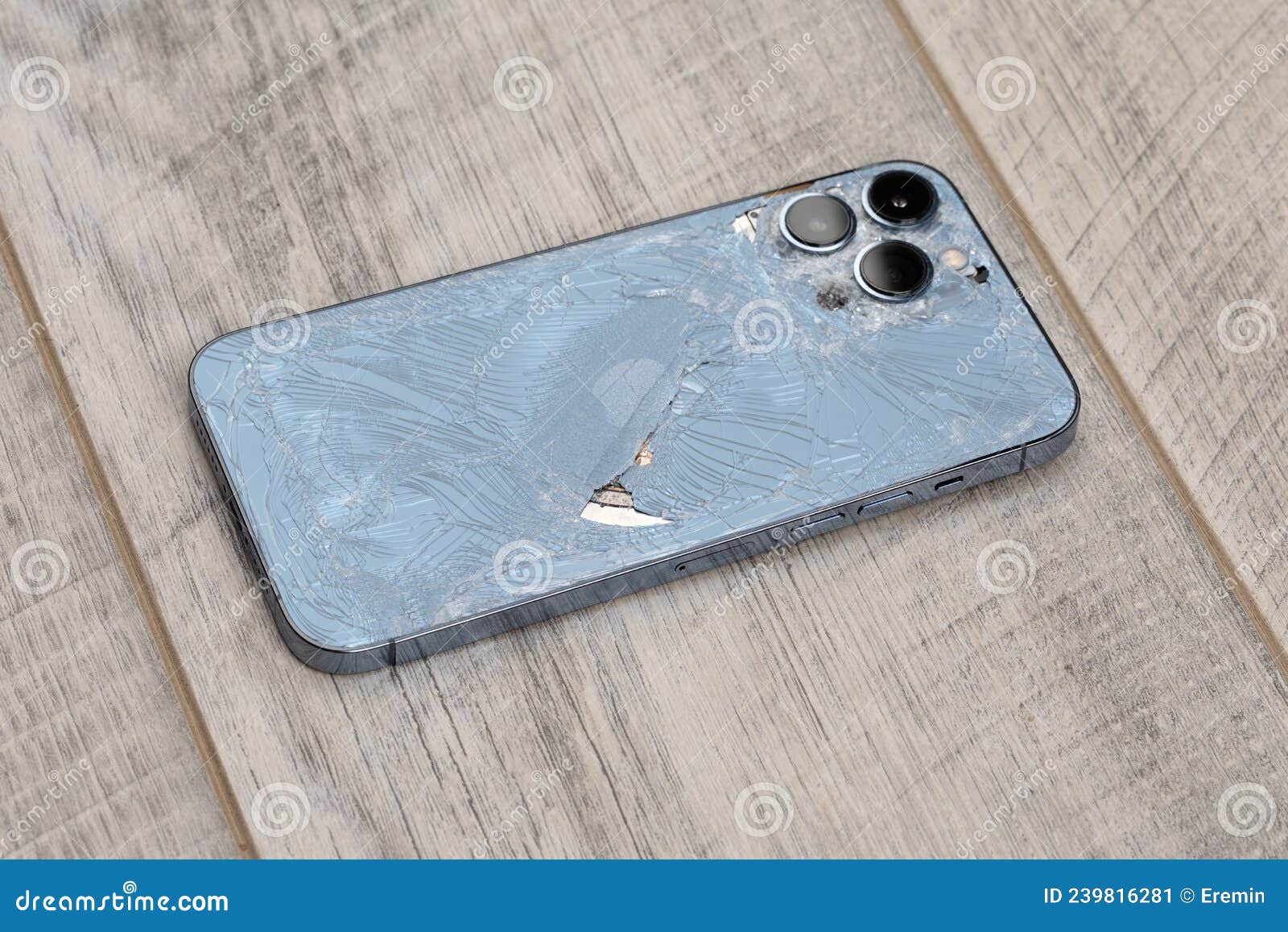 Яблочный Iphone 13 Pro сломан на столе. сломанный телефон на заднем крышке  Редакционное Фото - изображение насчитывающей аппликатора, ново: 239816281