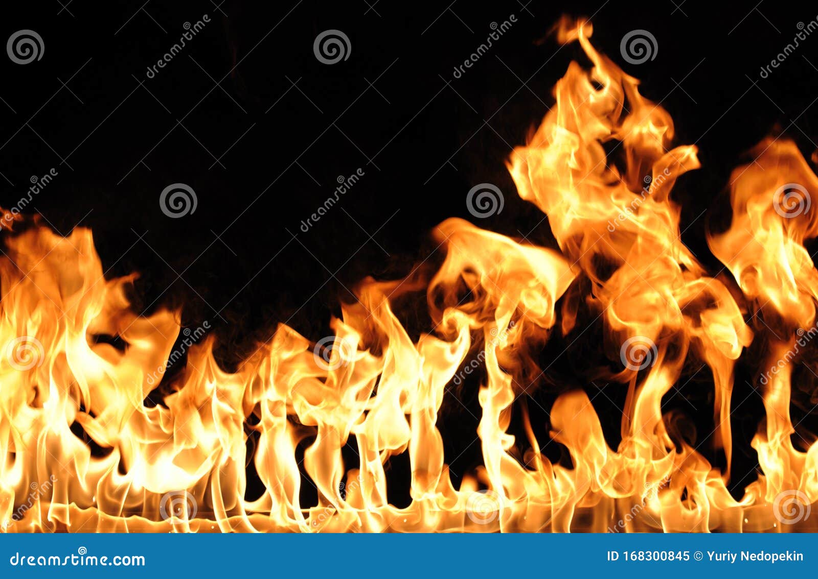 Языки пламени на черном фоне Стоковое Изображение - изображение  насчитывающей ожог, померанцово: 168300845