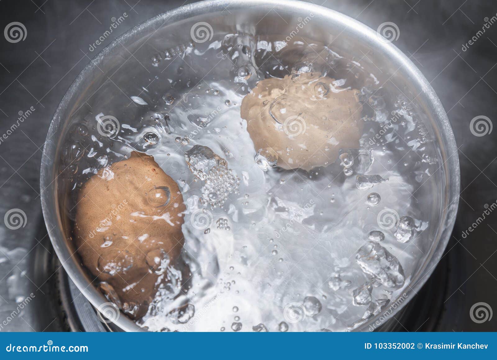 Мясо в кипящую или холодную воду. Кипящая вода. Кипящая вода в кастрюле. Бурление воды в кастрюле. Яйца в кипящей воде.